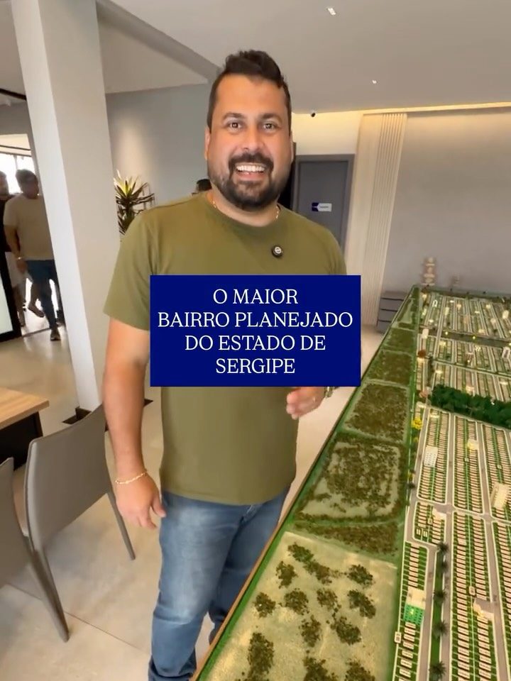 Thiago na maquete do maior bairro planejado de Sergipe