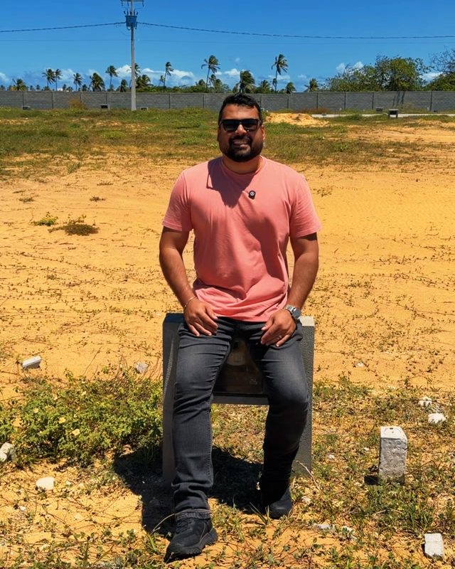 Thiago Almeida em um terreno na Barra dos Coqueiros